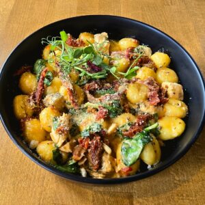 GNOCCI Z KURCZAKIEM W AKSAMITNYM SOSIE ŚMIETANOWYM